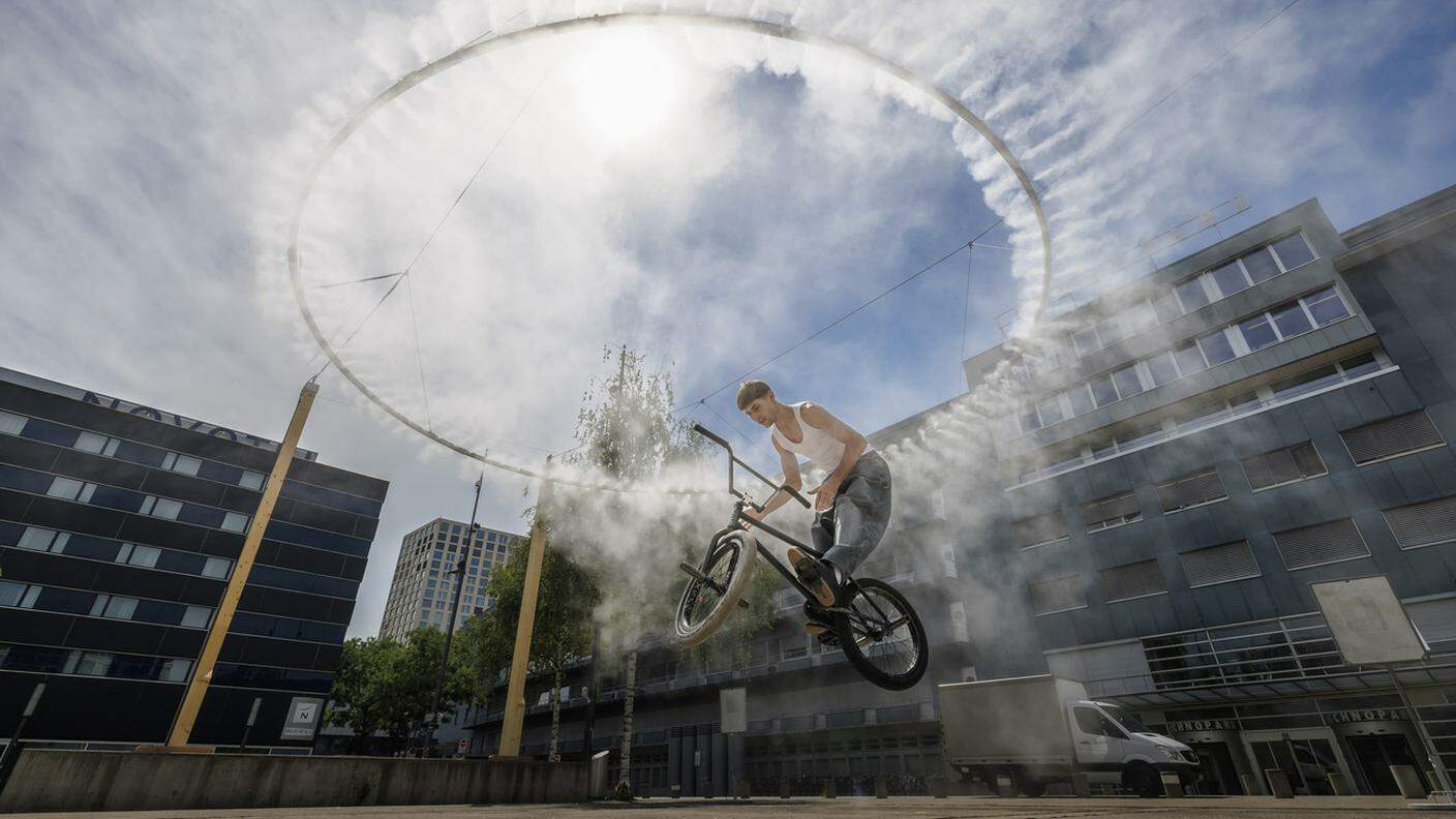 Un gigante nebulizzatore a Turbinenplatz per rinfrescare le giornate calde e secche a Zurigo