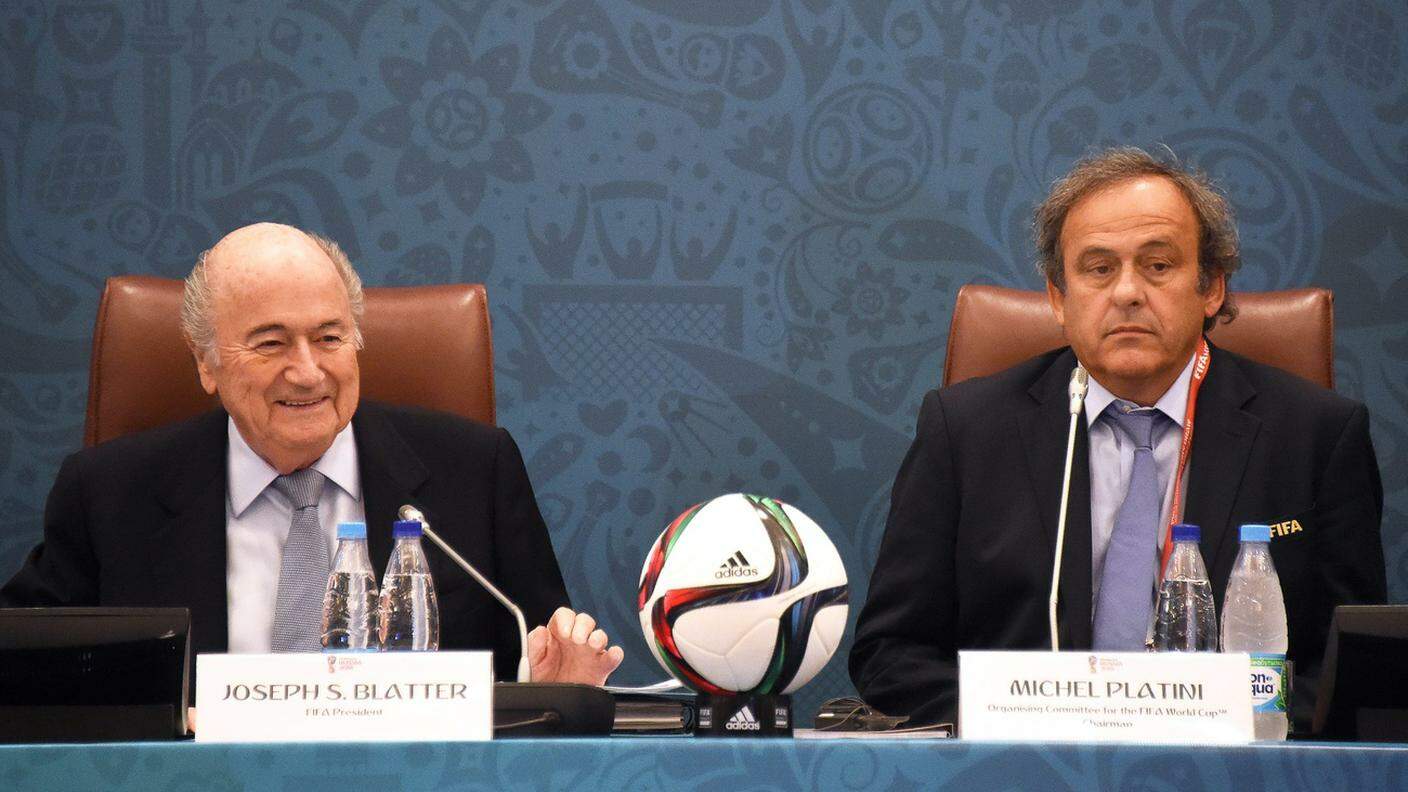 Blatter e Platini nel 2015 quando erano ancora dirigenti della FIFA e lo scandalo scoppiò
