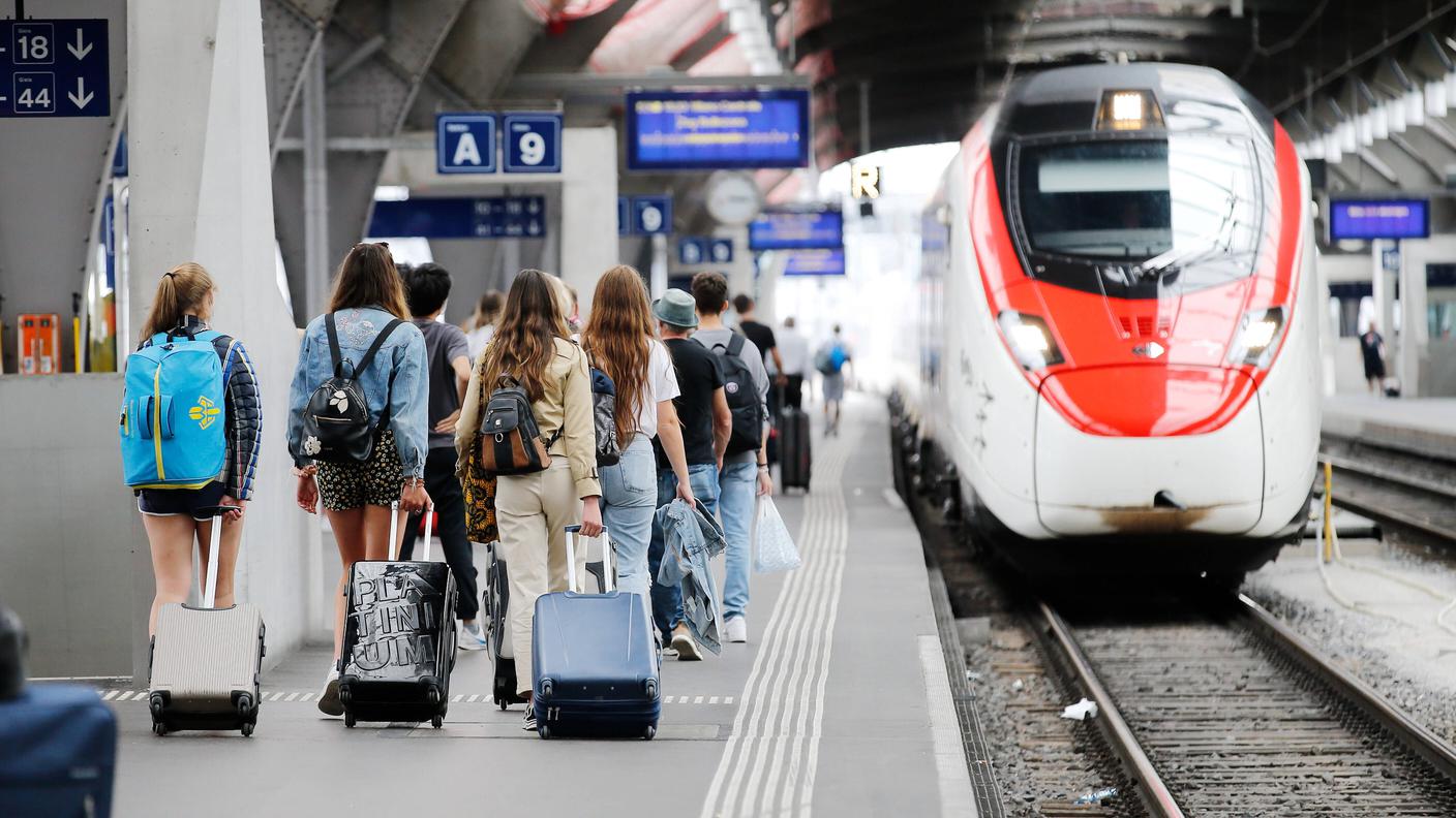 Viaggiatori in partenza per le vacanze con il treno