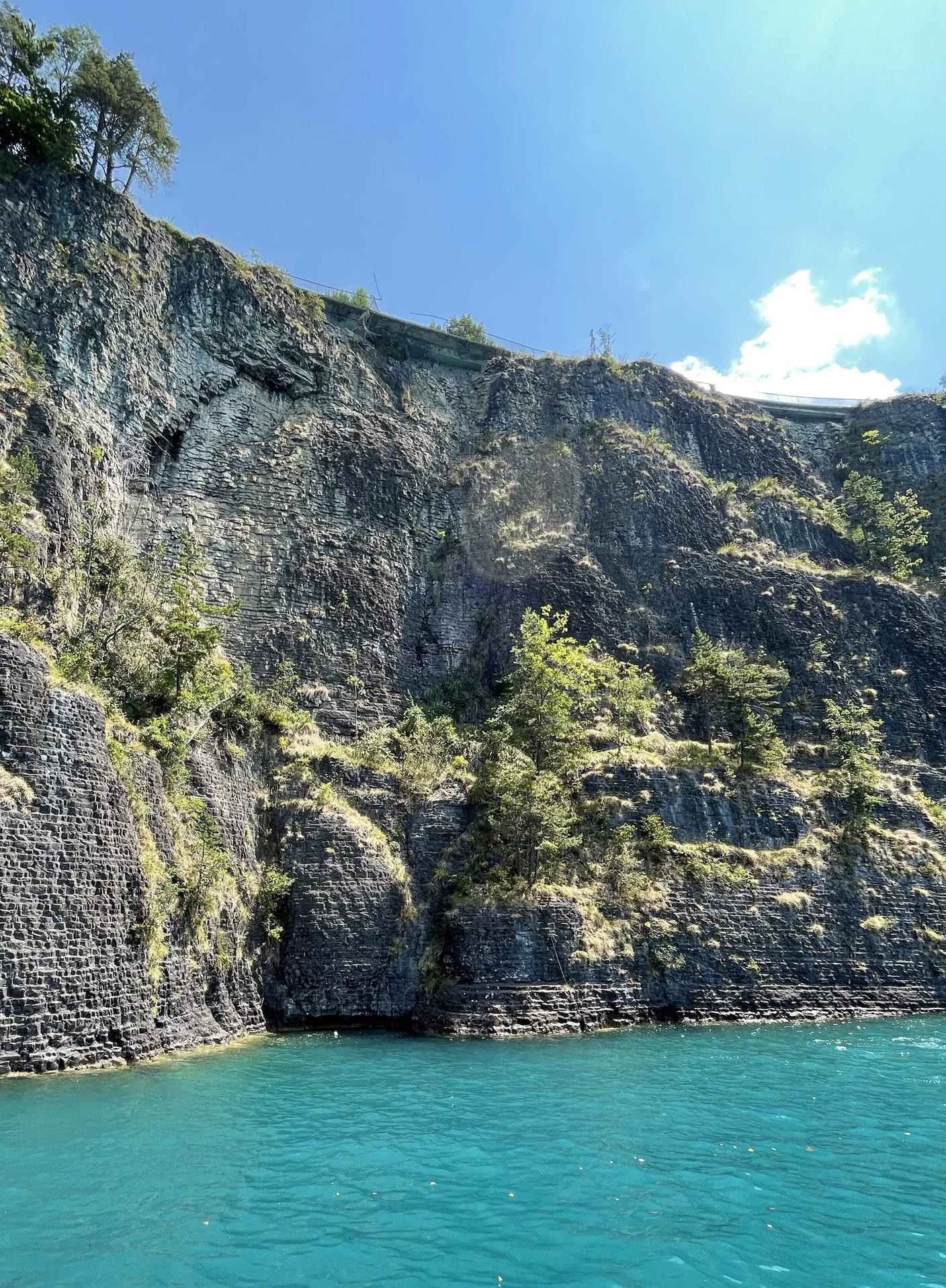 Quarantacinque metri di salto prima di finire nel lago