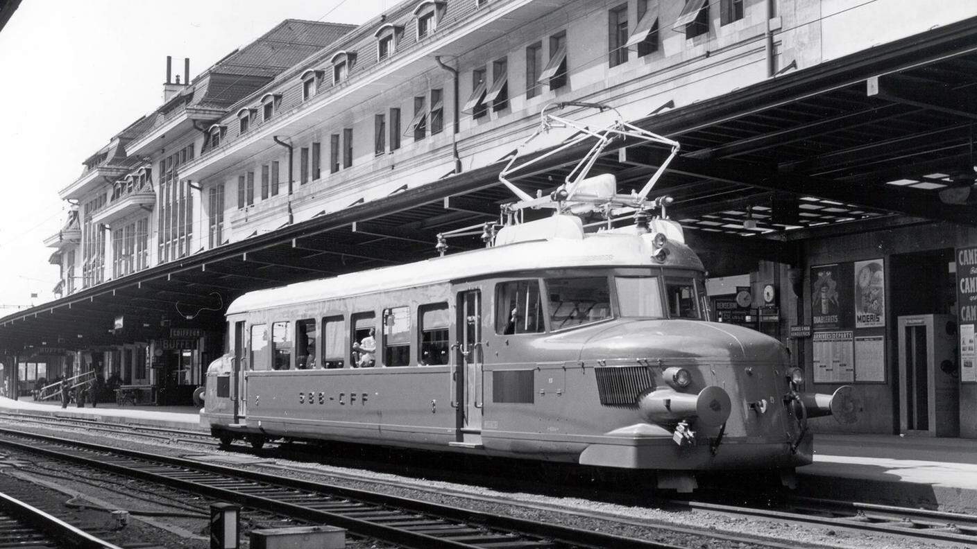 Lo storico treno "Freccia Rossa" alla stazione di Losanna nel 1950