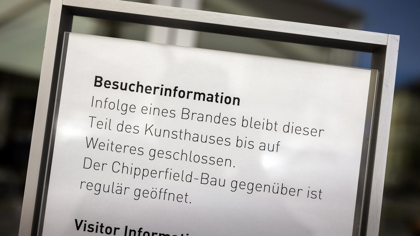 Aperto ai visitatori il nuovo edificio Chipperfield, come ricorda questo avviso