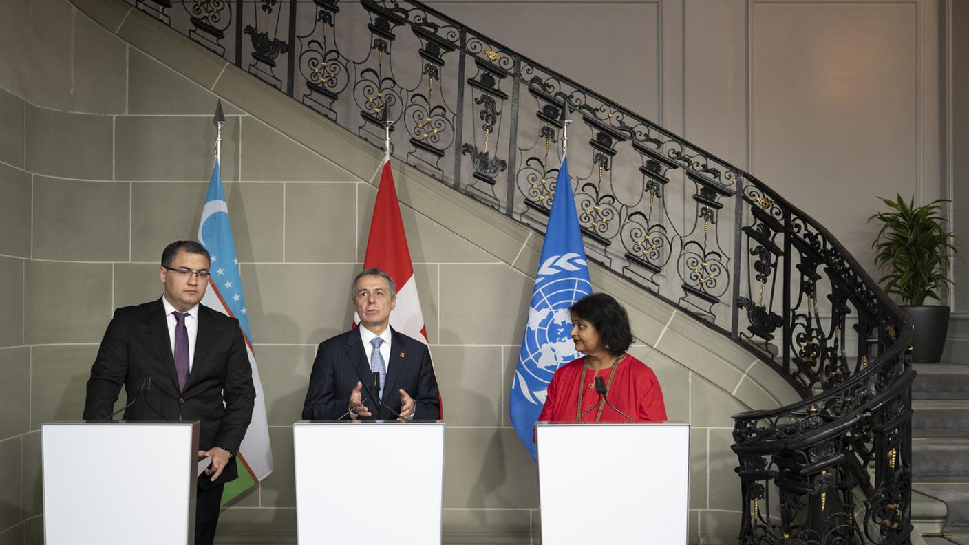 Ignazio Cassis con il ministro uzbeko Ruslanbek Davletov e la coordinatrice dell'ONU per l'ex repubblica sovietica, Roli Asthana