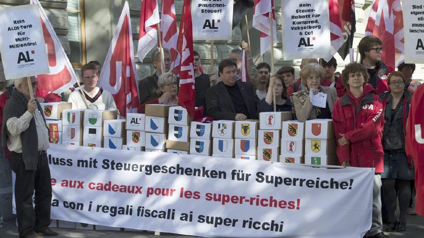 Il momento della consegna delle firme per l'iniziativa di abolizione dei forfait fiscali 
