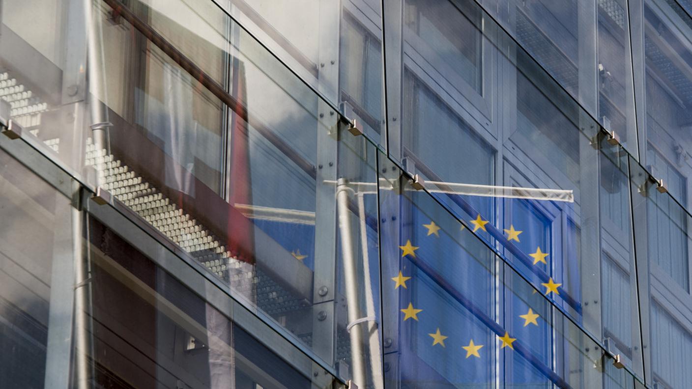 La bandiera svizzera e quella dell'Unione Europea