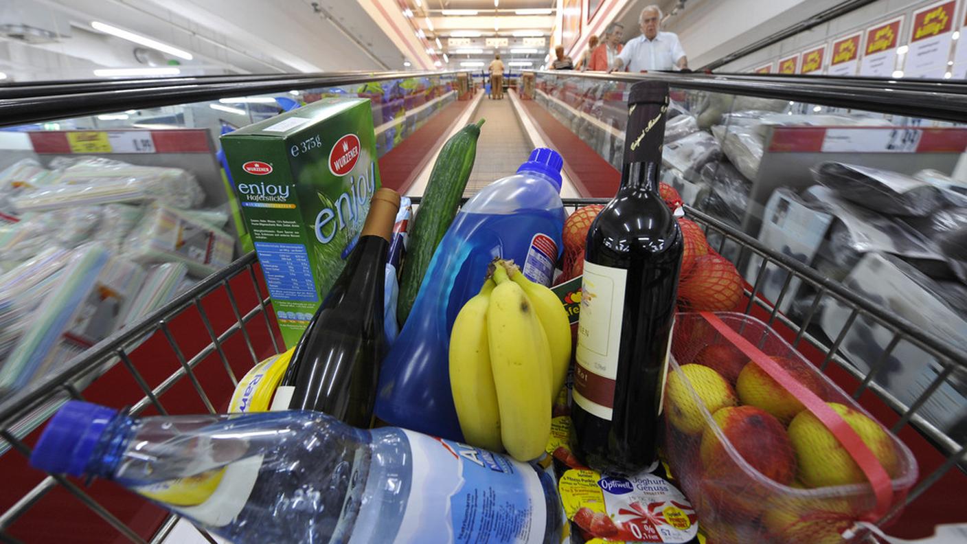 Fare la spesa costa lo 0,6% in meno rispetto a marzo