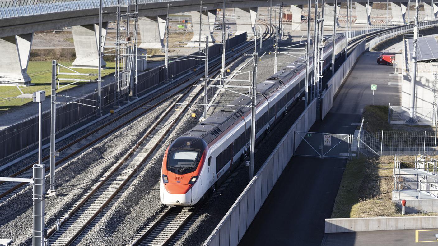 Un treno Giruno che sta entrando nella galleria di base del Monte Ceneri