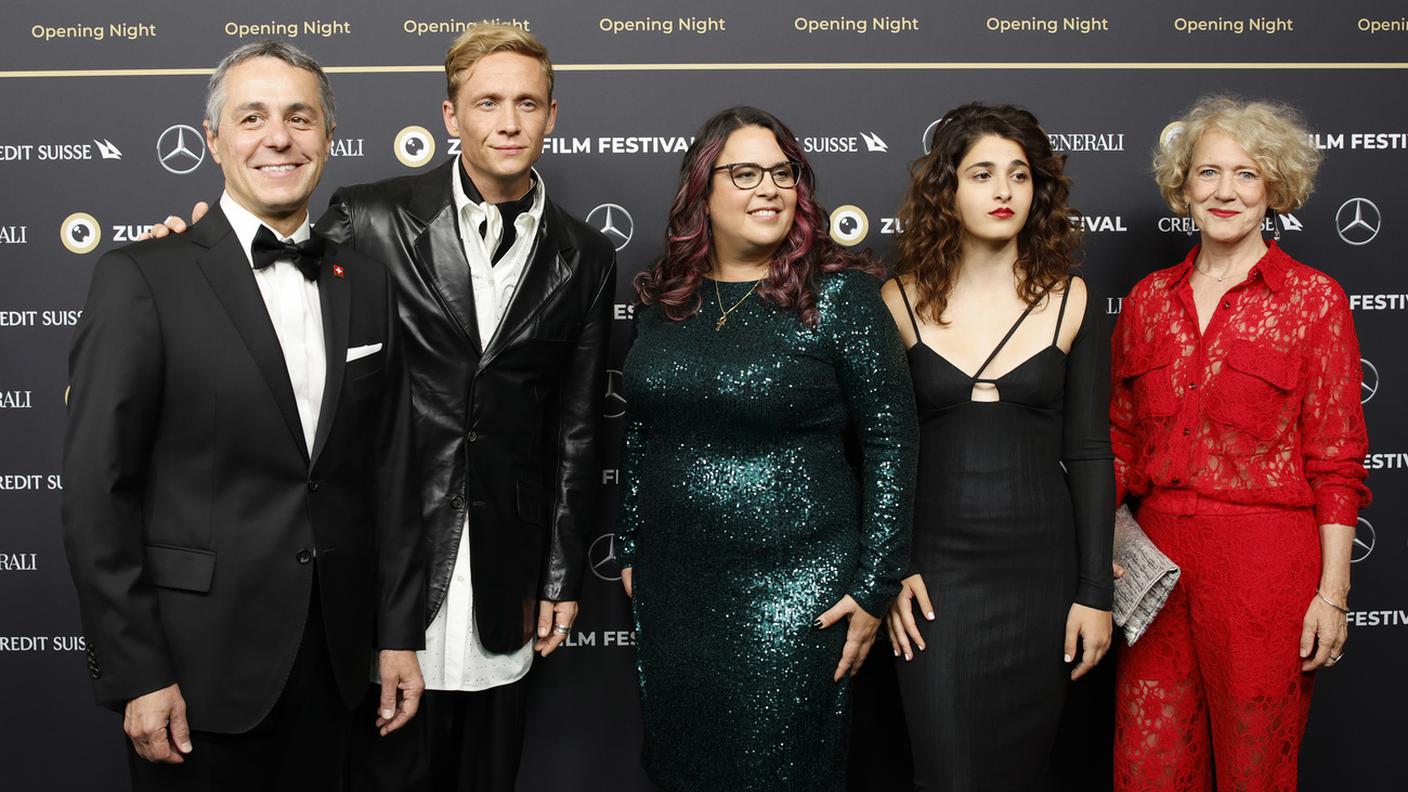 Ignazio Cassis con l’attore Matthias Schweighoefer, la regista Sally El Hosaini, l’attrice Nathalie Issa e la sindaca di Zurigo Corine Mauch