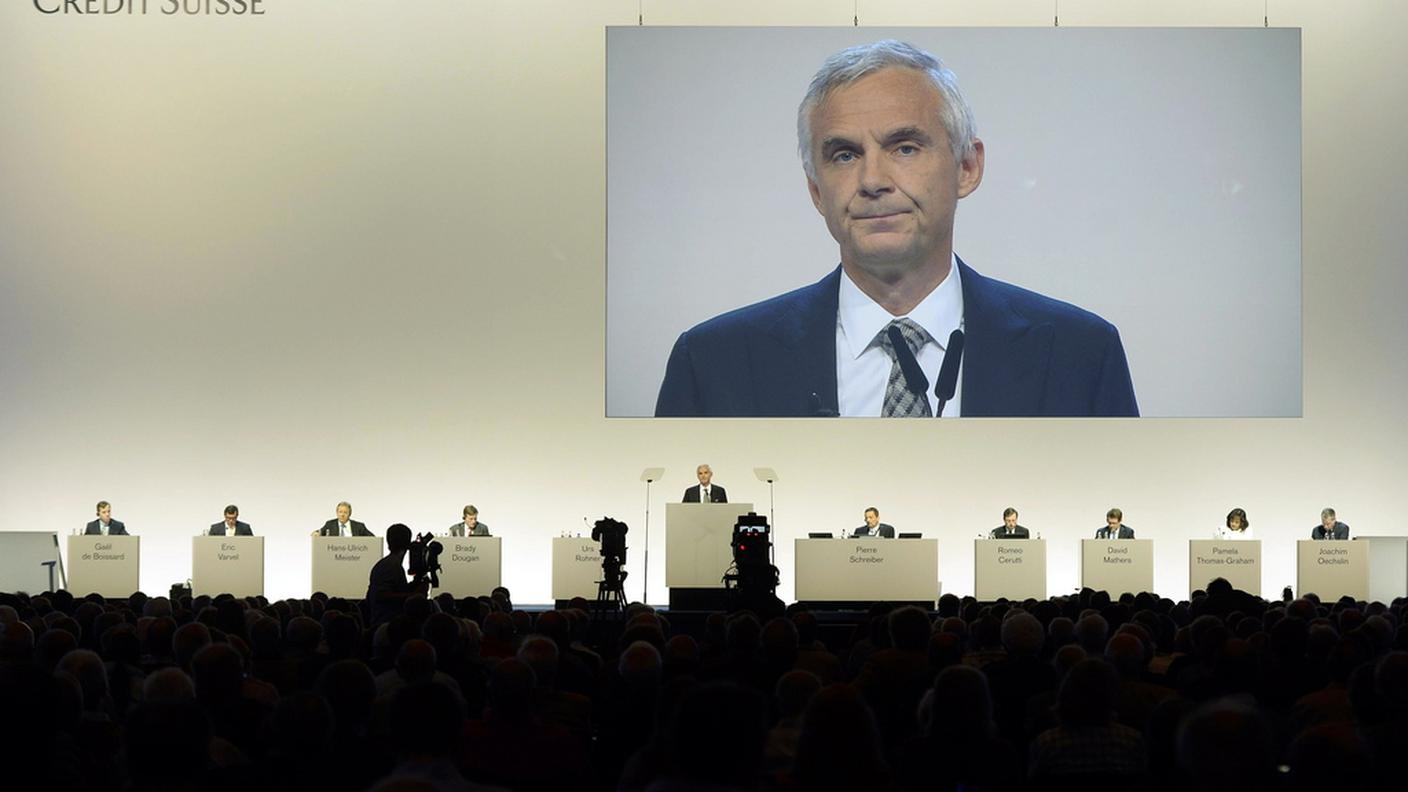 Urs Rohner durante una fase dell'assemblea degli azionisti
