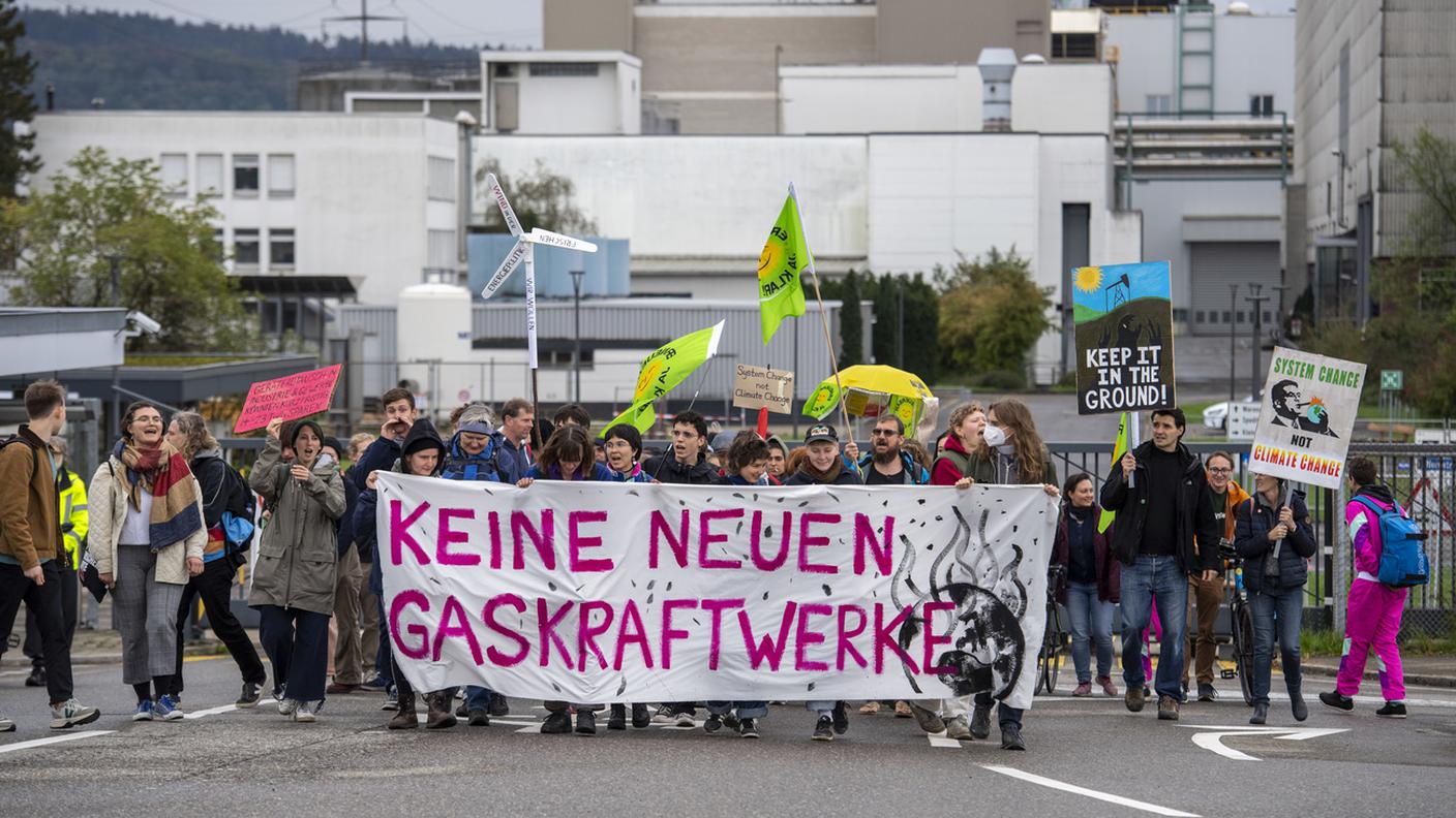 "Nessuna nuova centrale a gas", recita lo striscione dei manifestanti
