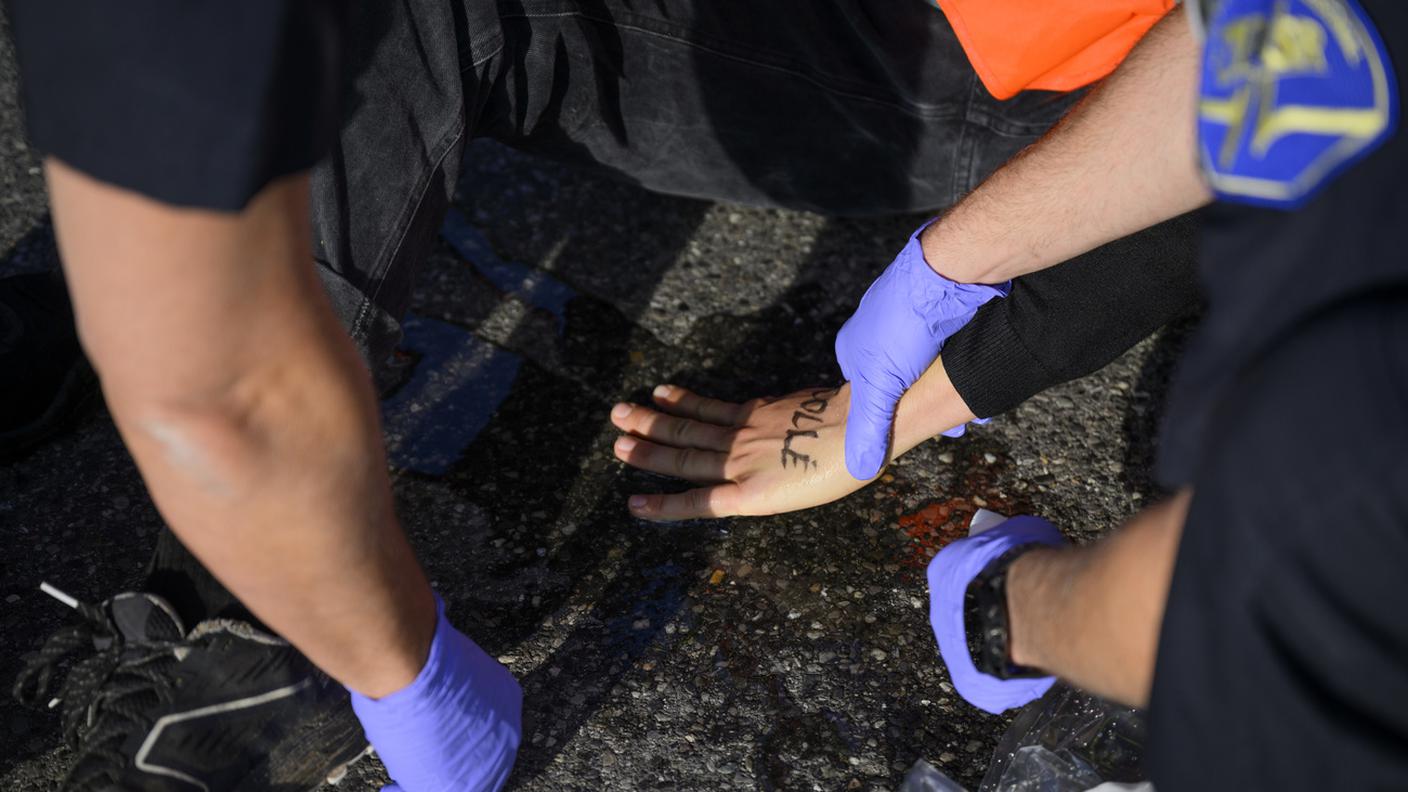 Paramedici intervenuto nella contestazione di Losanna per "staccare" le mani