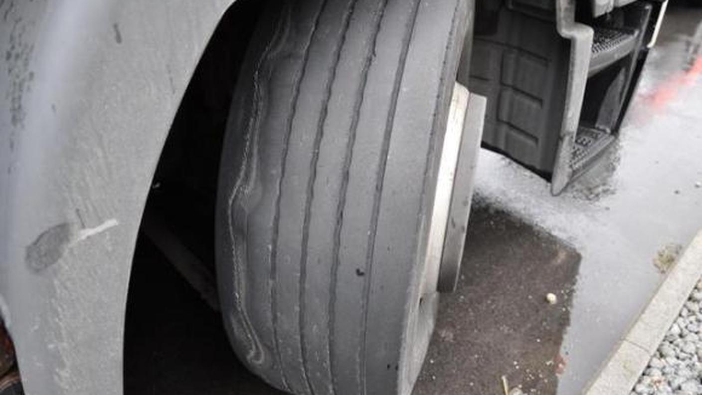Una delle gomme usurate dell'autocarro fermato a Emmenbrücke 