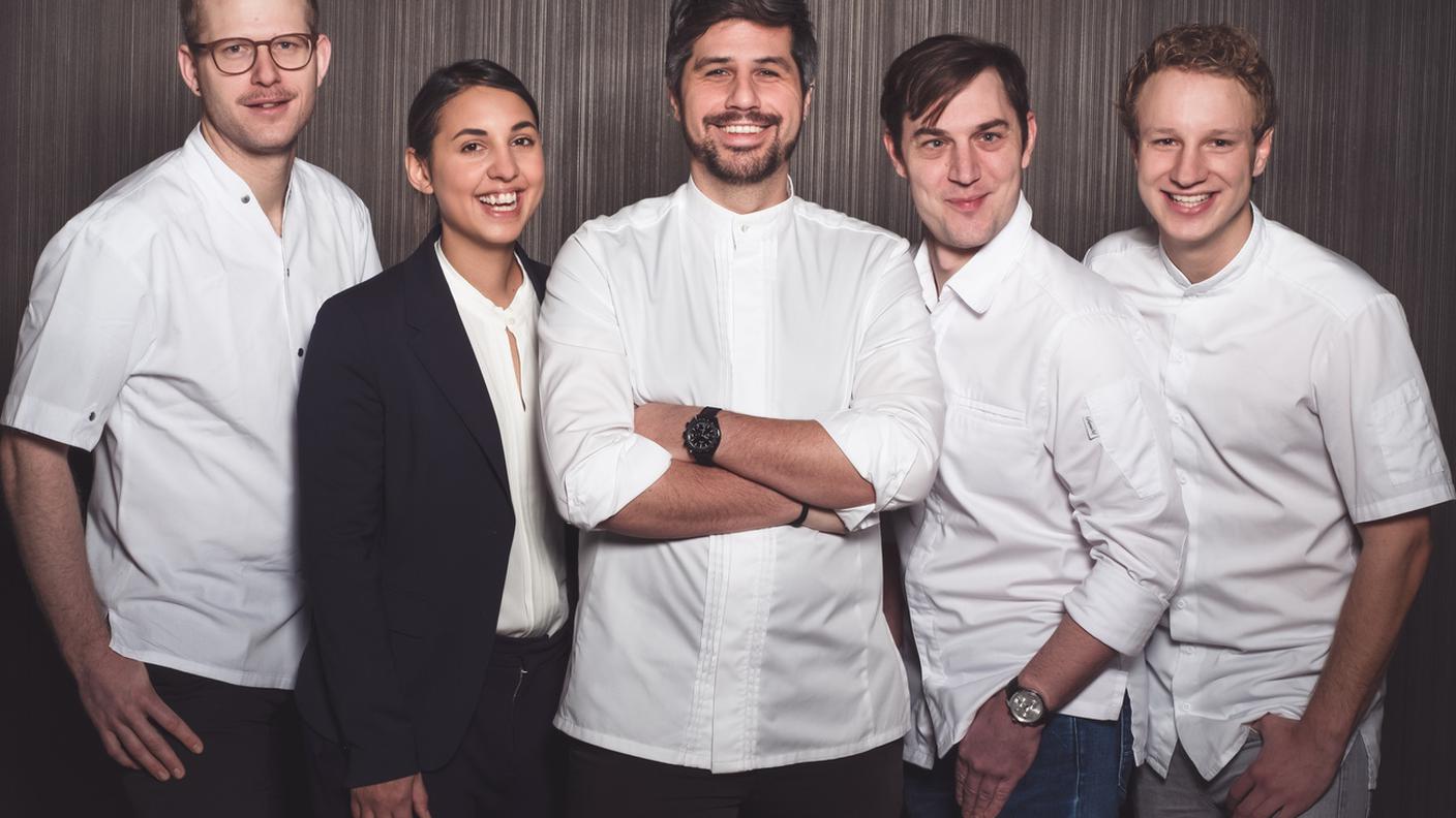 Sven Wassmer, al centro, con il suo team in una foto di tre anni fa