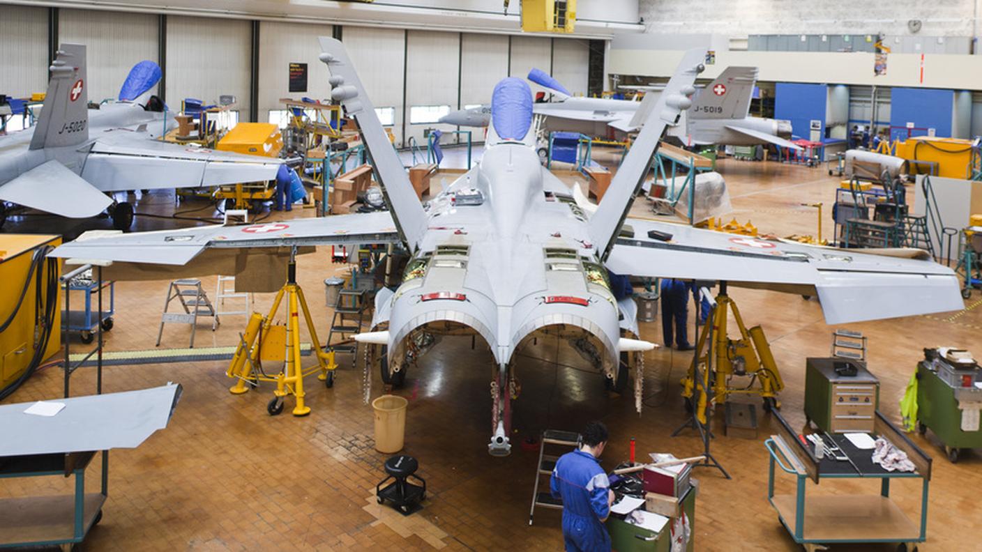 Alcuni F/A-18, in dotazione all'esercito, negli hangar di manutenzione di RUAG a Emmen 