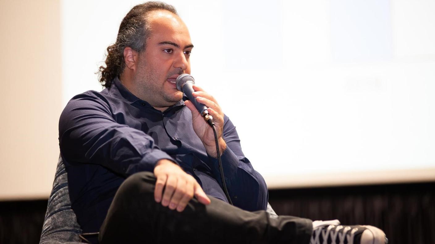 Luca Romano, laureato in fisica teorica all'Università di Torino, si è in seguito specializzato con un master anche nel giornalismo scientifico
