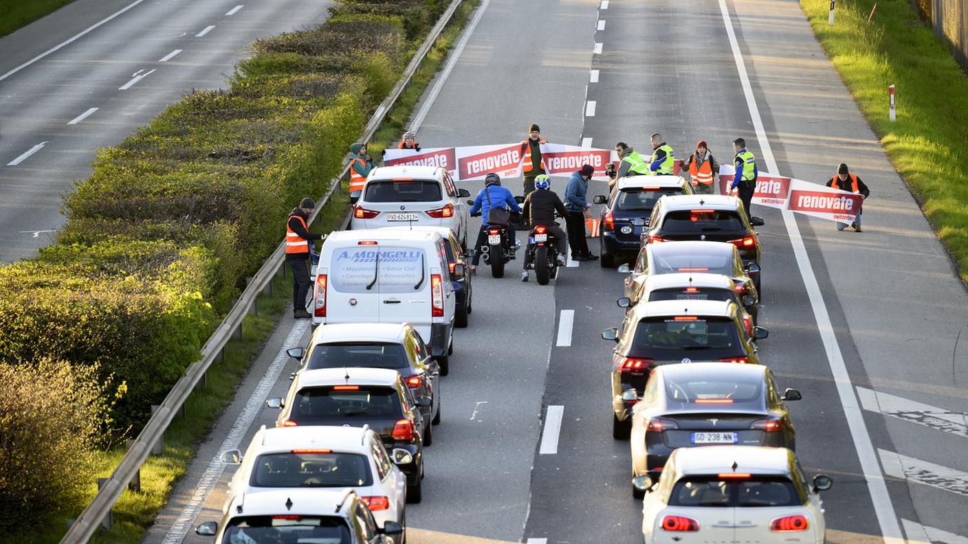 Le proteste, come questa in aprile a Losanna, sono state frequenti nelle ultime settimane