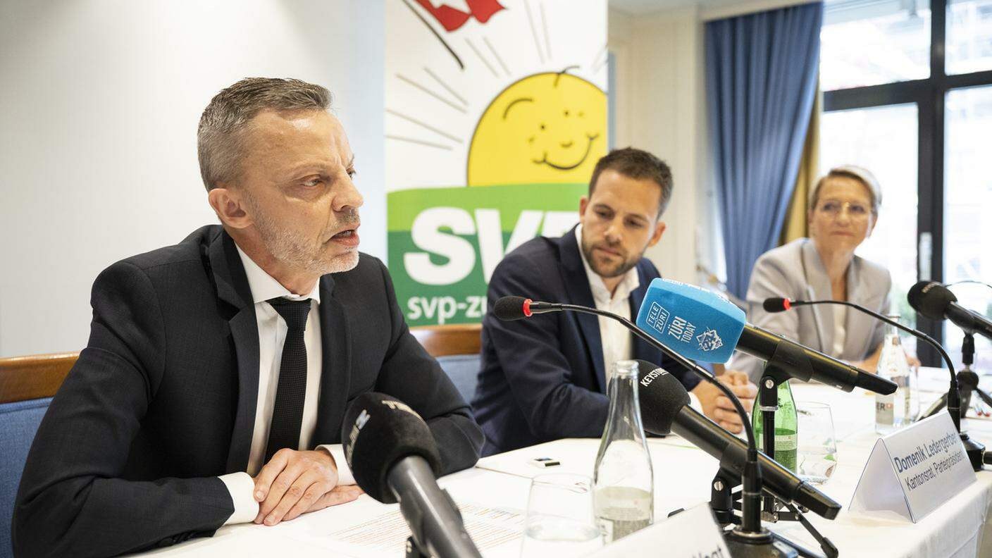 Hans-Ueli Vogt durante la conferenza stampa in cui ha annunciato la sua candidatura
