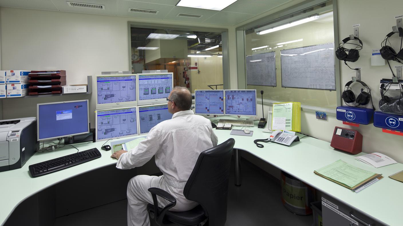 Un tecnico al lavoro all'interno del complesso nucleare di Beznau, nel canton Argovia