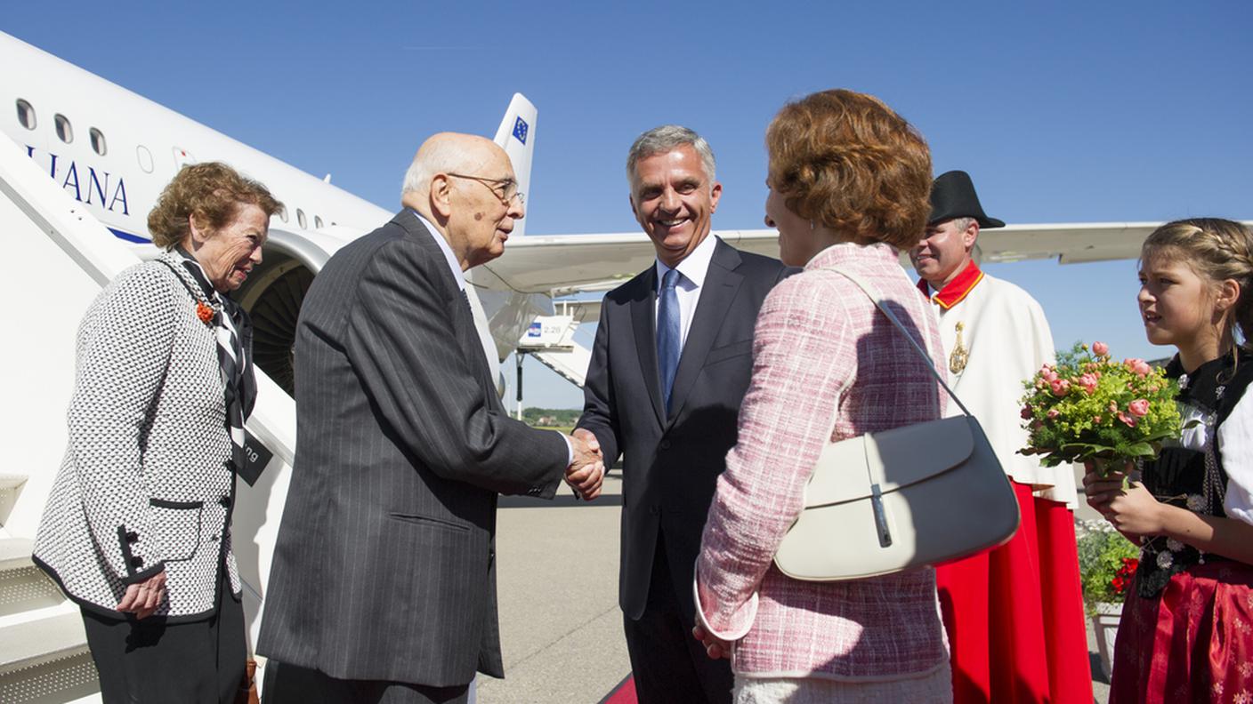 Giorgio Napolitano accolto all'aeroporto di Belp da Didier Burkhalter