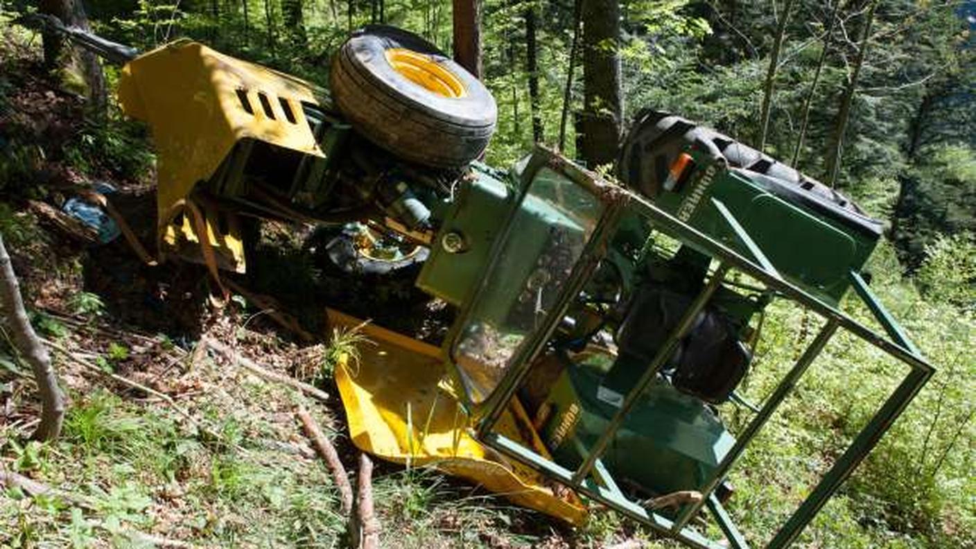 L'uomo è finito domenica nel burrone con il suo mezzo agricolo