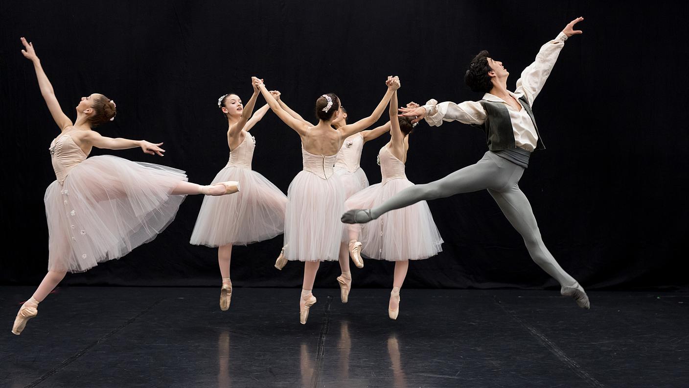 Alcuni degli allievi impegnati durante il gala nella rappresentazione del Valse Fantasie di George Balanchine