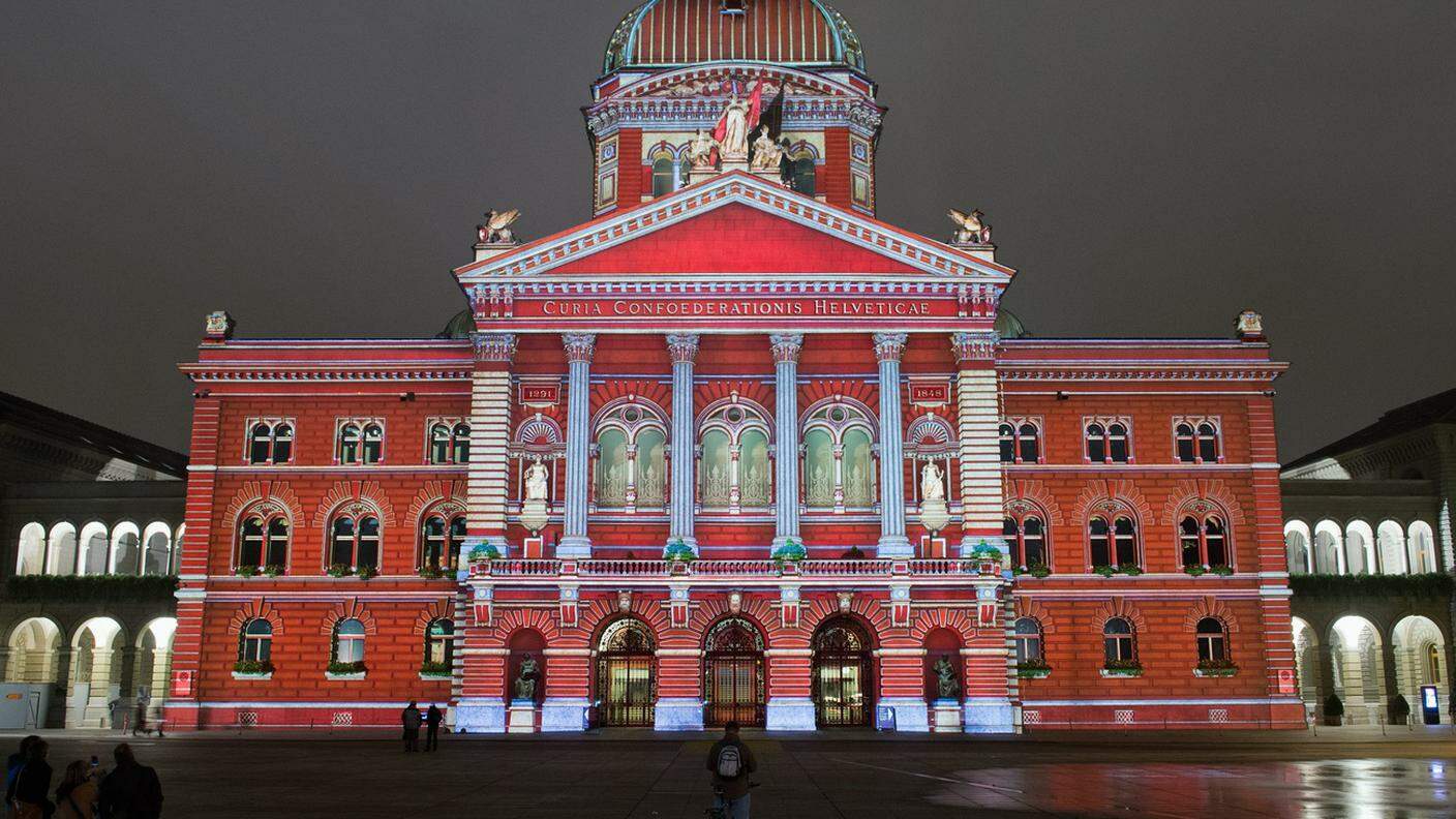 Palazzo federale illuminato di rosso, come il colore dei conti