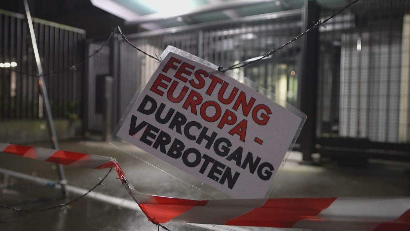 "Fortezza Europa - Passaggio vietato", secondo quanto appeso dagli attivisti fuori dalla sede dell'UDSC