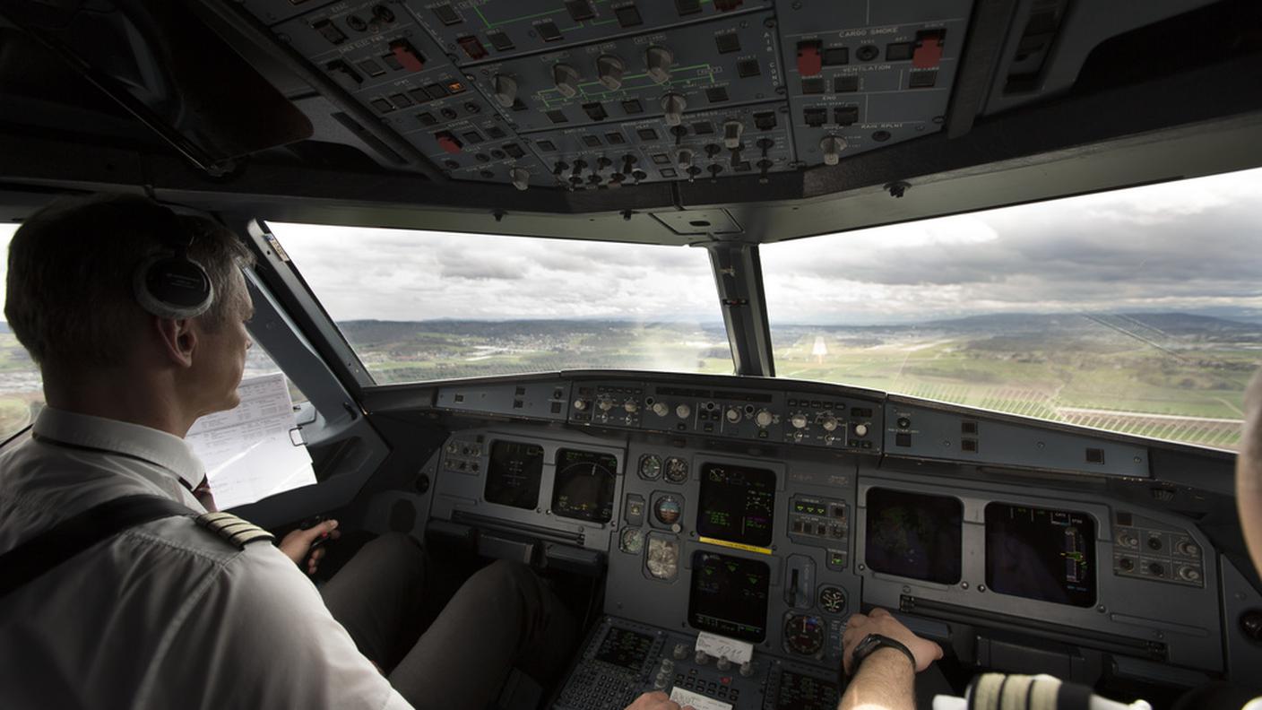 Nella cabina di un grosso aereo della Swiss
