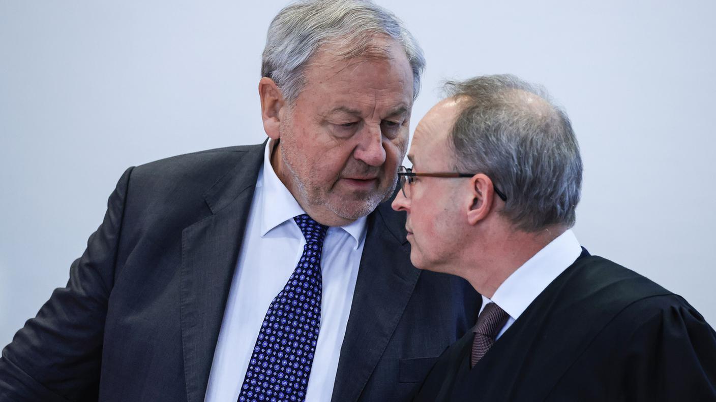 Berger, a sinistra, a colloquio con il suo legale