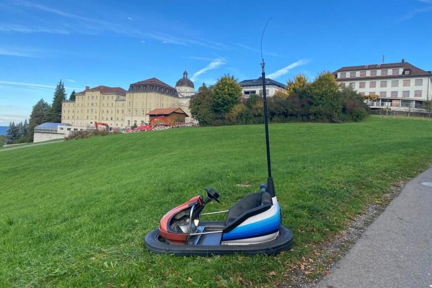 Brevissima escursione per un autoscontro rubato in un lunapark del canton Zugo