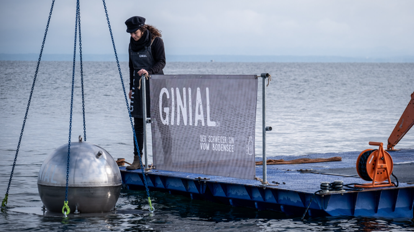 La sfera d'acciaio piena di gin e calata nelle profondità del lago di Costanza, per meglio invecchiare il liquore. Con somma sorpresa dei produttori è stata rubata sui fondali