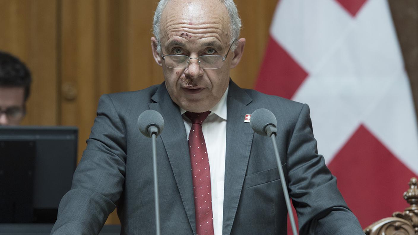 Il capo del Dipartimento federale della difesa tra l'incudine e il martello