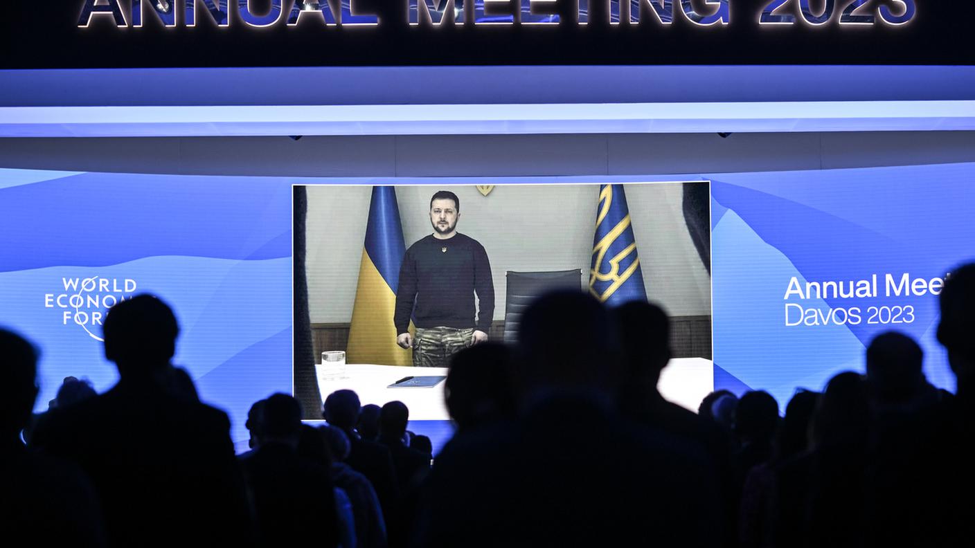 Zelensky ha chiesto un minuto di silenzio ai partecipanti al WEF