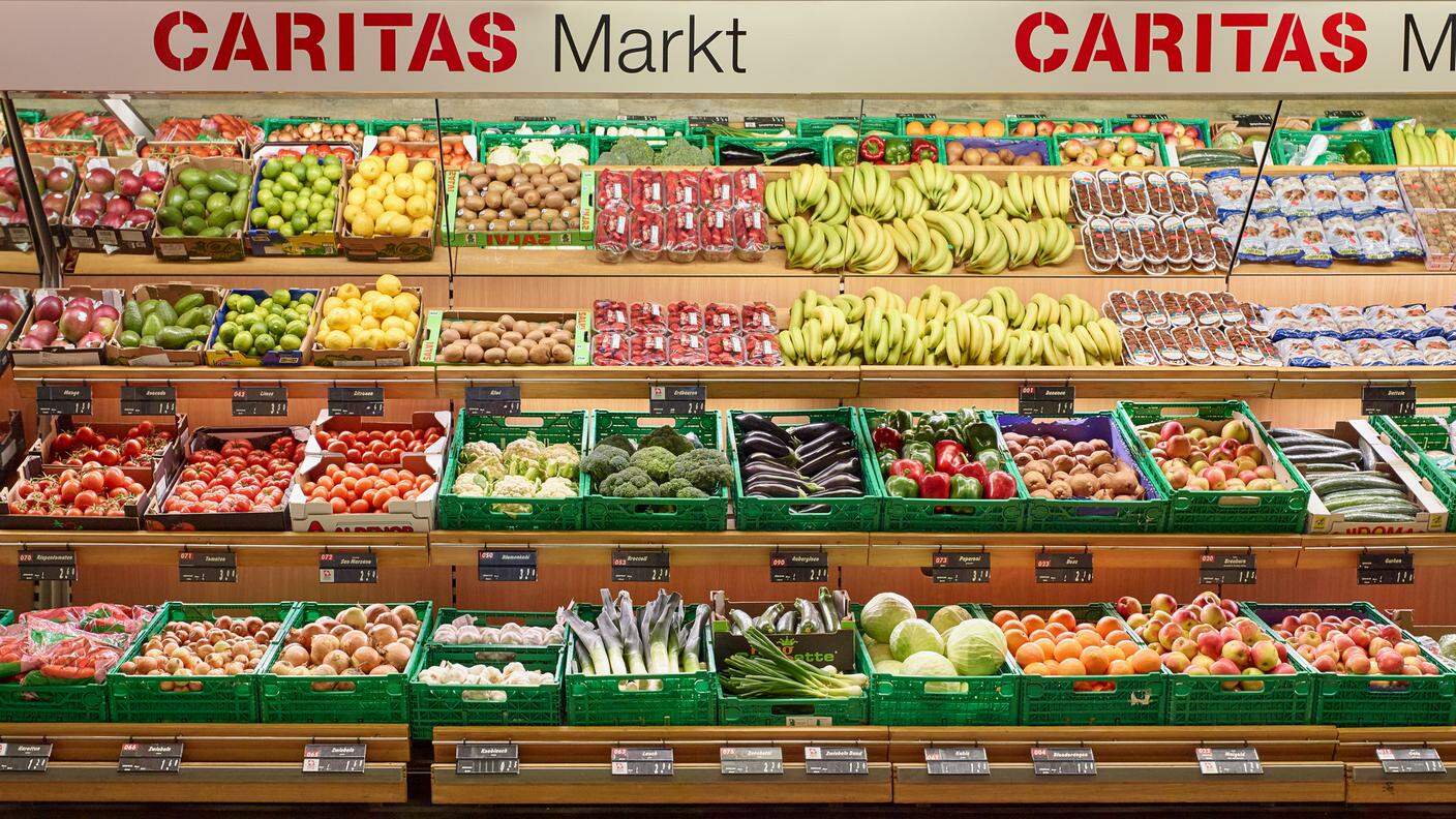 Il reparto frutta e verdura del negozio Caritas di Bienne