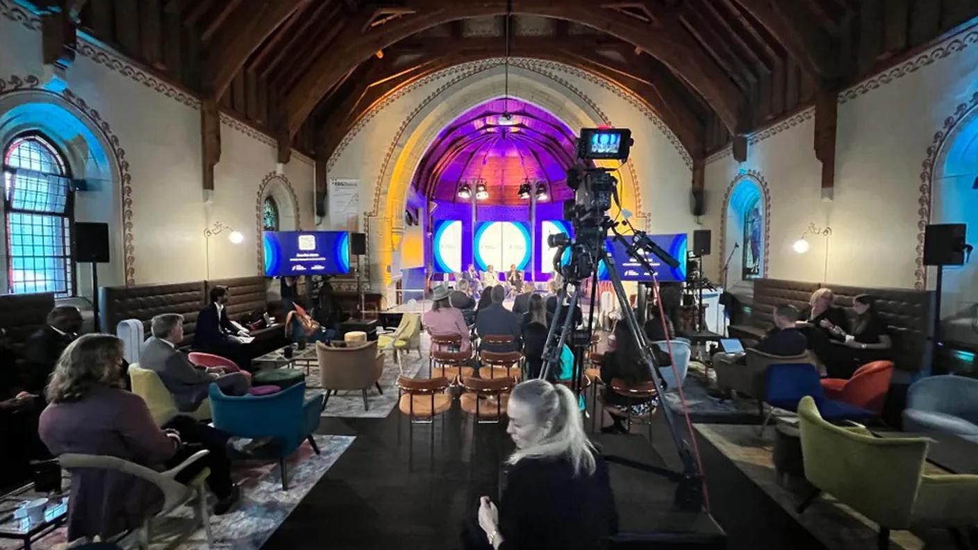La chiesa di Davos trasformata in luogo di dibattiti dalla fondazione Filecoin e dalla televisione CNBC