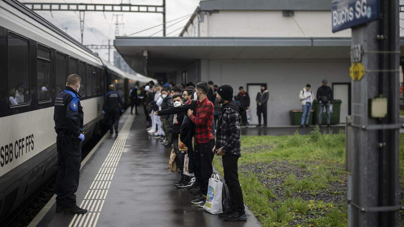 Migranti alla stazione ferroviaria di Buchs (SG), a ridosso della frontiera orientale