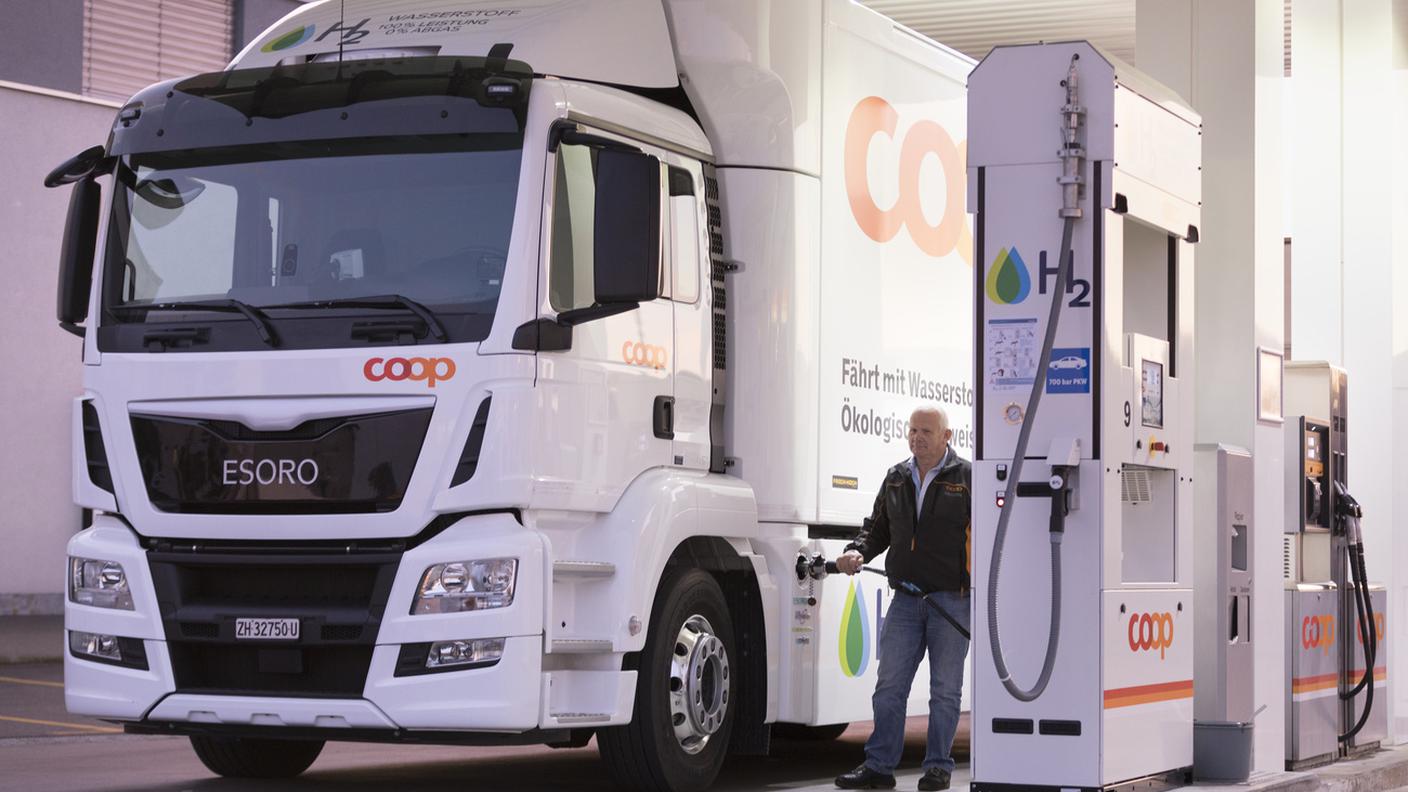 Rifornimento di un camion a idrogeno nella stazione di Hunzenschwil (canton Argovia)