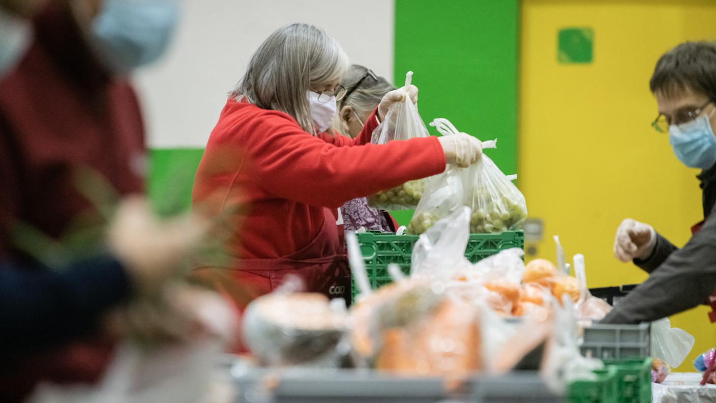 Volontari di Tavolino Magico al lavoro per imbustare alimentari