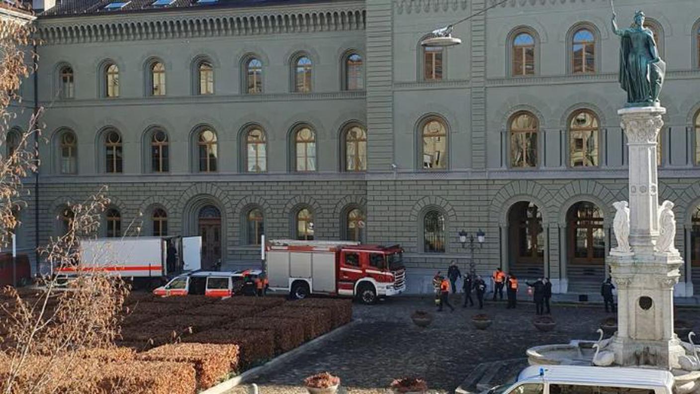 Numerosi veicoli di emergenza possono essere visti dal media center federale