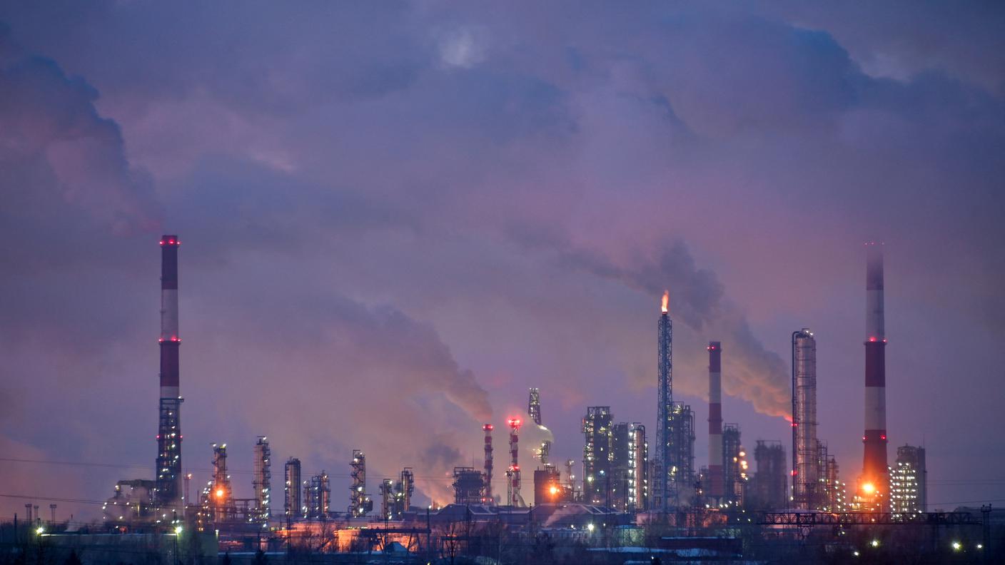 L'immagine notturna di una raffineria petrolifera a Omsk, nella Russia centrale