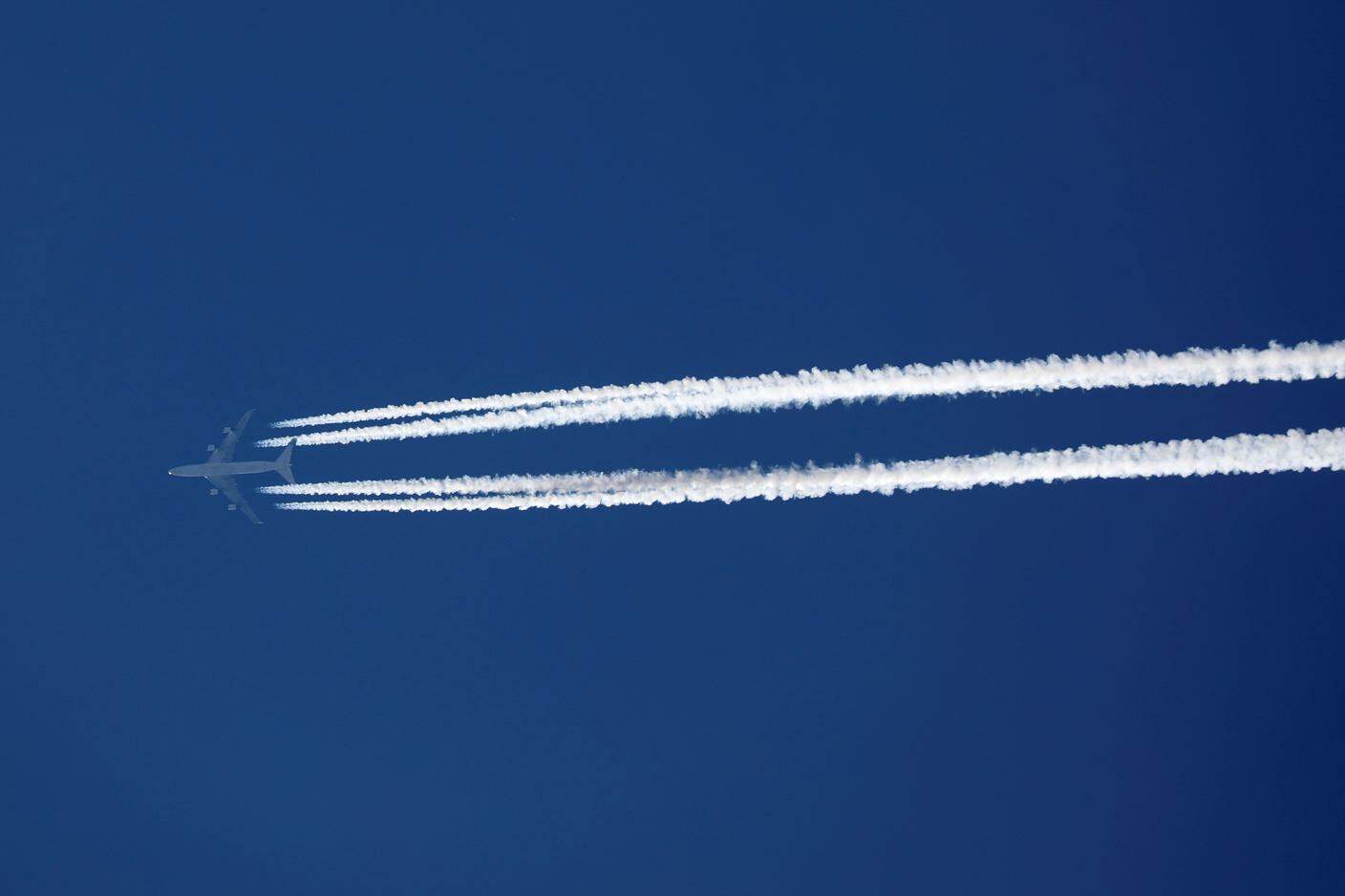 Scie di condensazione prodotte da un aereo in quota: il procedimento ideato in Svizzera consente di ridurre drasticamente il particolato che le genera