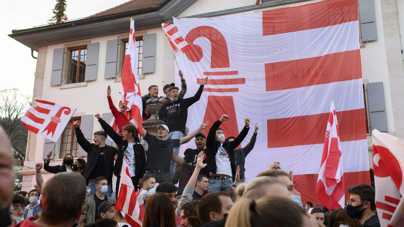 Folla festante, a Moutier, dopo il voto che nel 2021 sancì il "sì" della popolazione al cambiamento di appartenenza cantonale