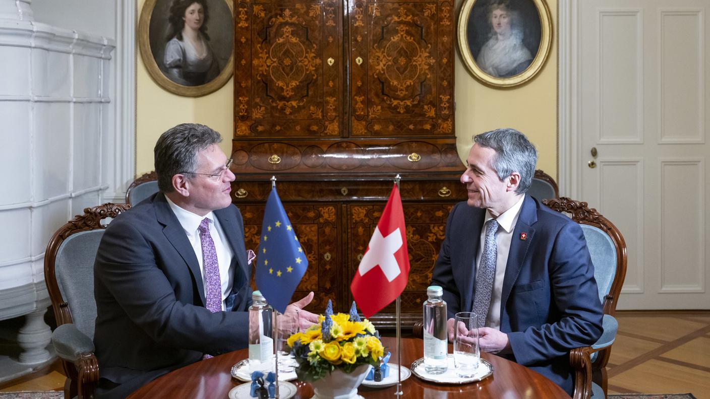 Il capo del Dipartimento degli affari esteri Ignazio Cassis con il commissario europeo Maros Sefcovic di recente in visita in Svizzera