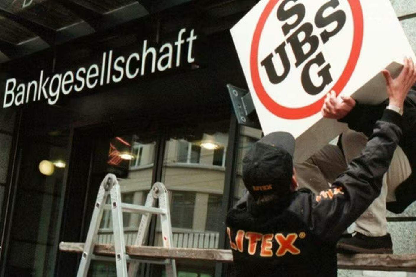 Vecchi simboli smantellati, nel 1998, per far posto alla nuova grande banca frutto della fusione fra UBS e SBS