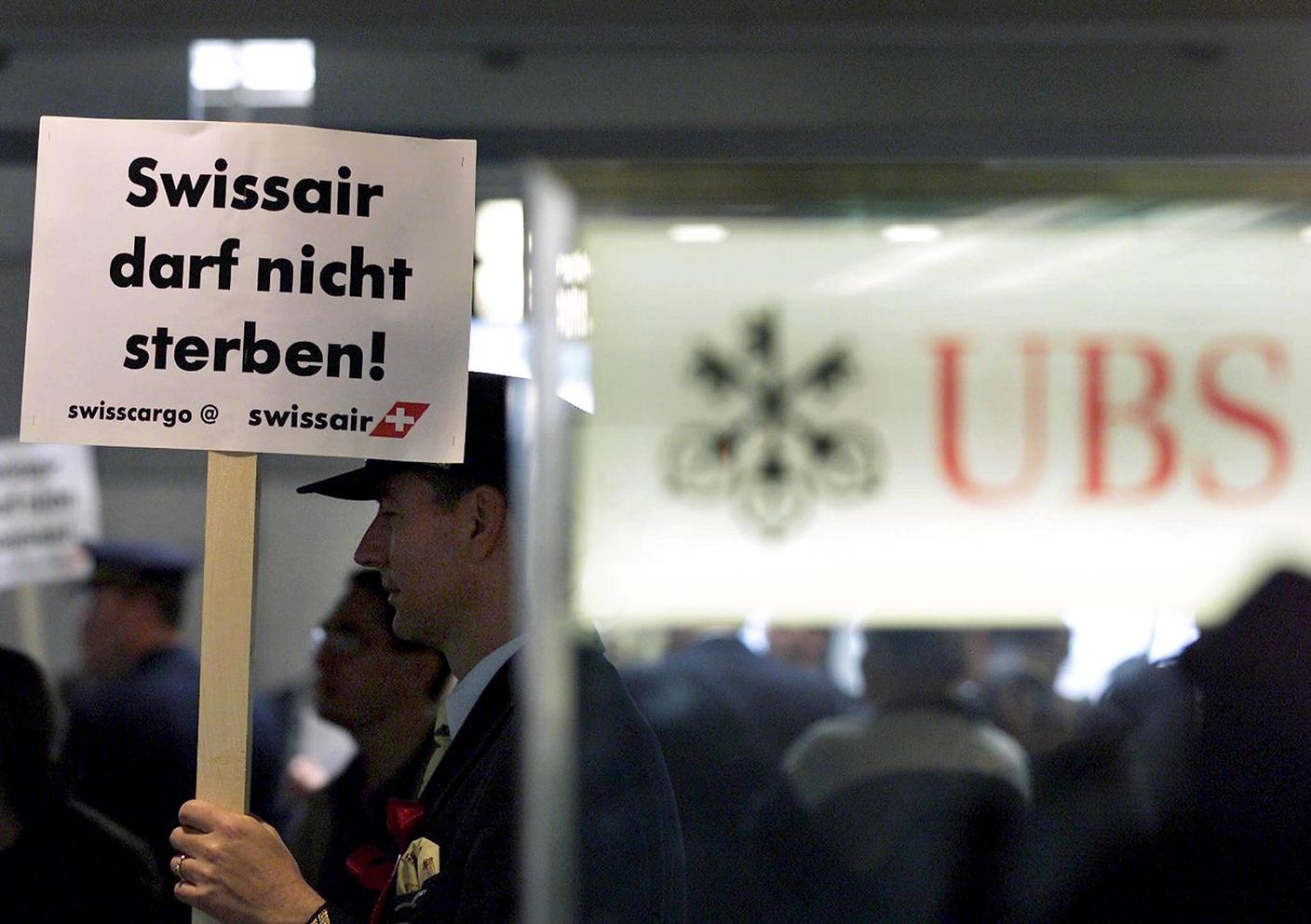 Il collasso del gruppo Swissair, nell'ottobre del 2001, fu accompagnato da numerose proteste per il ruolo delle grandi banche nella vicenda