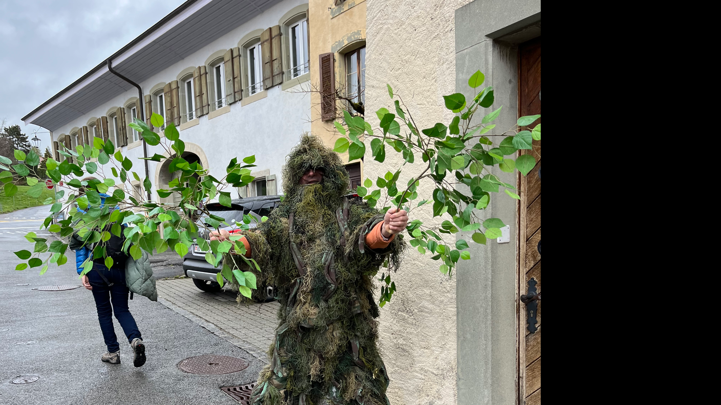 Un albero umano attende a Corsy per un abbraccio