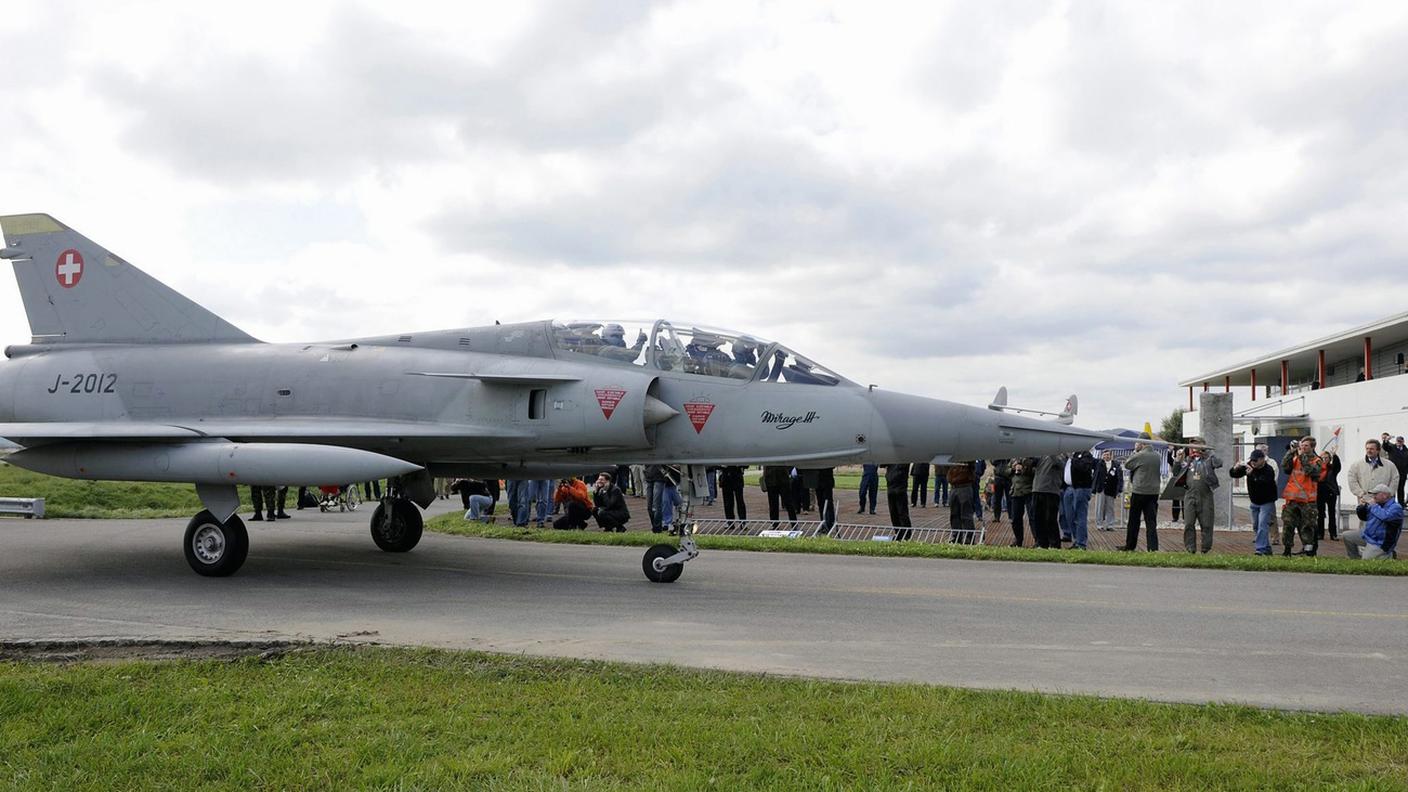 Un Dassault Mirage III nei colori elvetici usato per un volo con il pubblico nel 2008