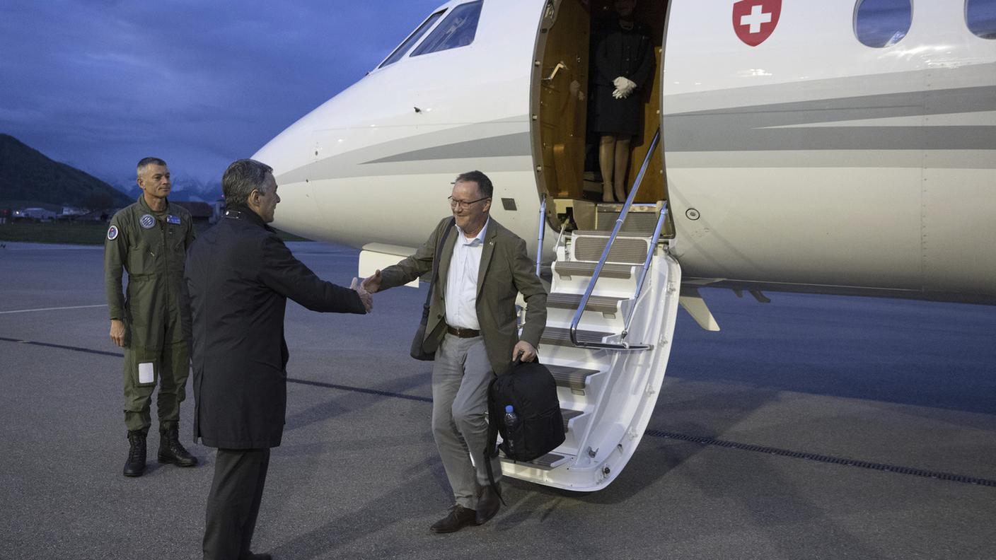 Ignazio Cassis ha accolto personalmente a Berna-Belp l'ambasciatore Christian Winter e i suoi collaboratori