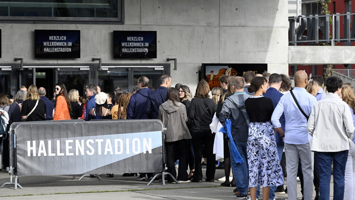 Il pubblico in attesa di entrare all'Hallenstadion di Zurigo