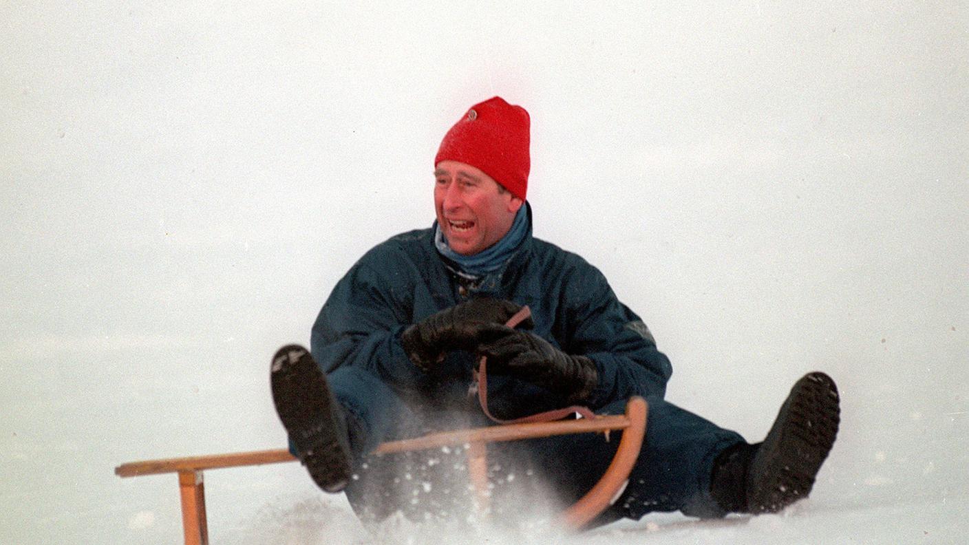 Una simpatica immagine risalente al 1995: Carlo d'Inghilterra alle prese con una slitta, durante le sue vacanze invernali a Klosters